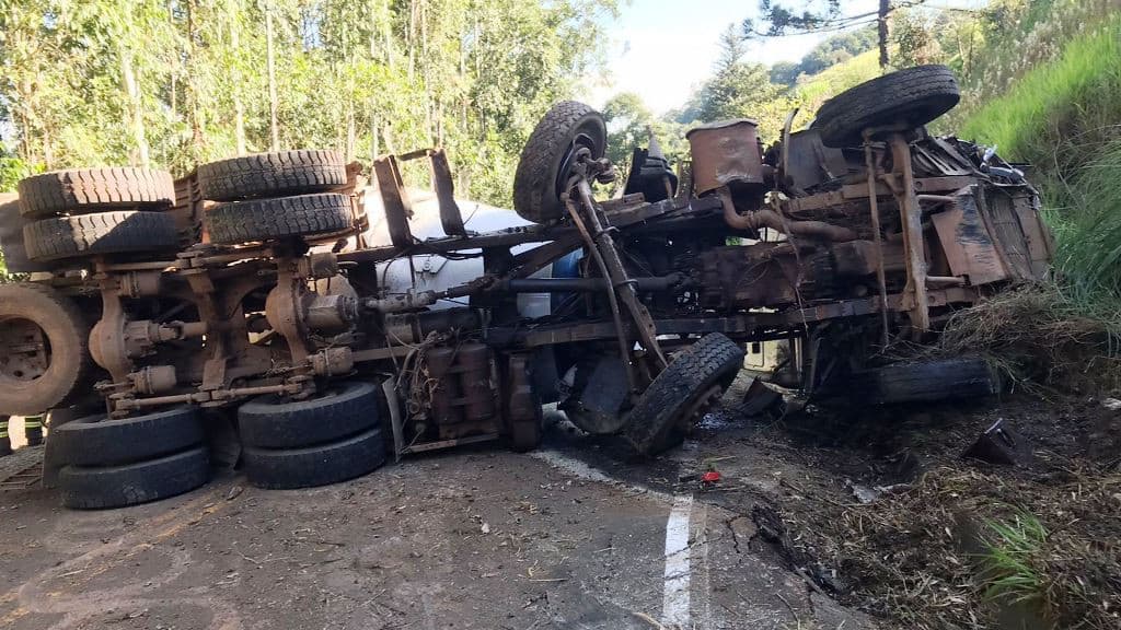 Motorista pula de caminhão em movimento após perder o freio