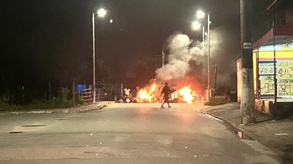 Indivíduos protestam após PM matar criminoso, em Palhoça