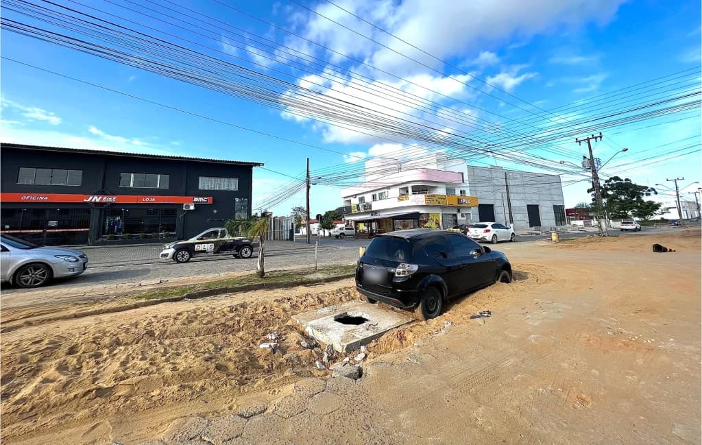 Carro fica atolado em Tijucas ao passar por avenida em obras