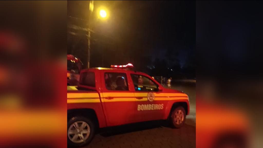 URGENTE: Carro com família é arrastado pela correnteza de rio, em Taió