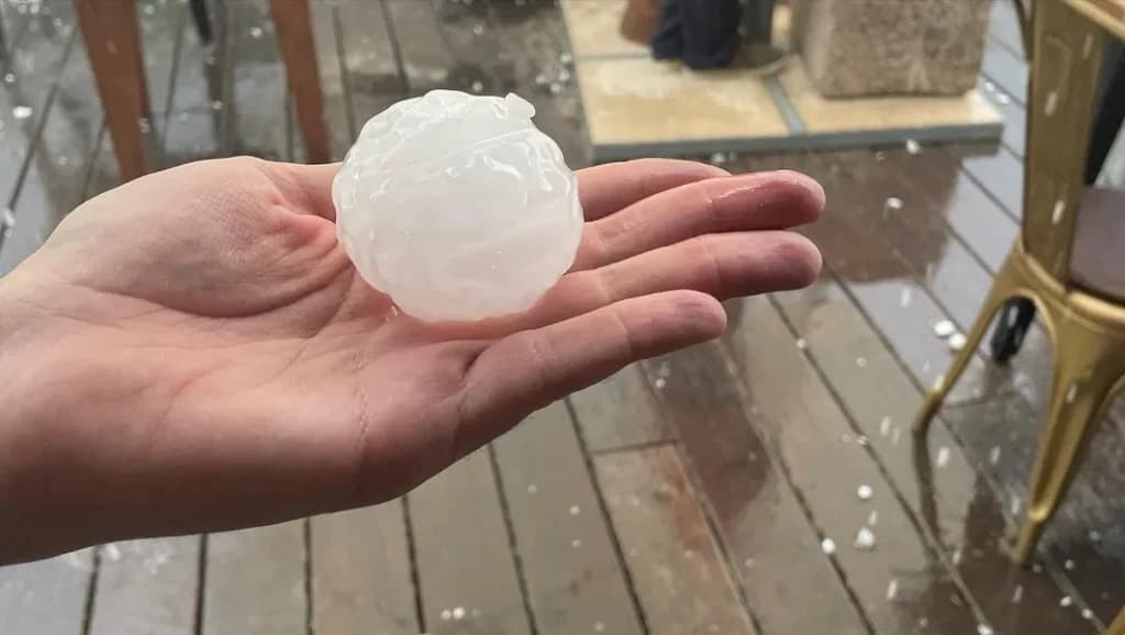 Bebê morre após ser atingida por granizo durante tempestade