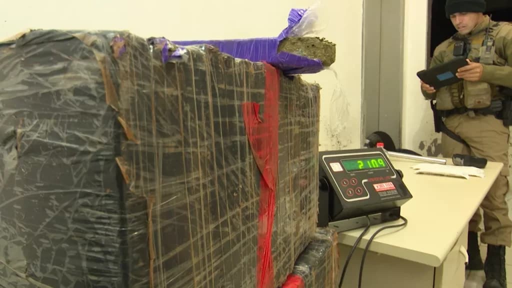 Veículo em fuga que transportava 211 kg de droga atropela  ciclista