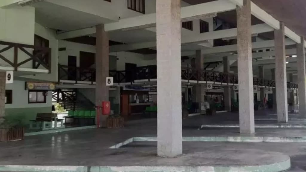 Homem perde ônibus em Brusque e vandaliza terminal rodoviário