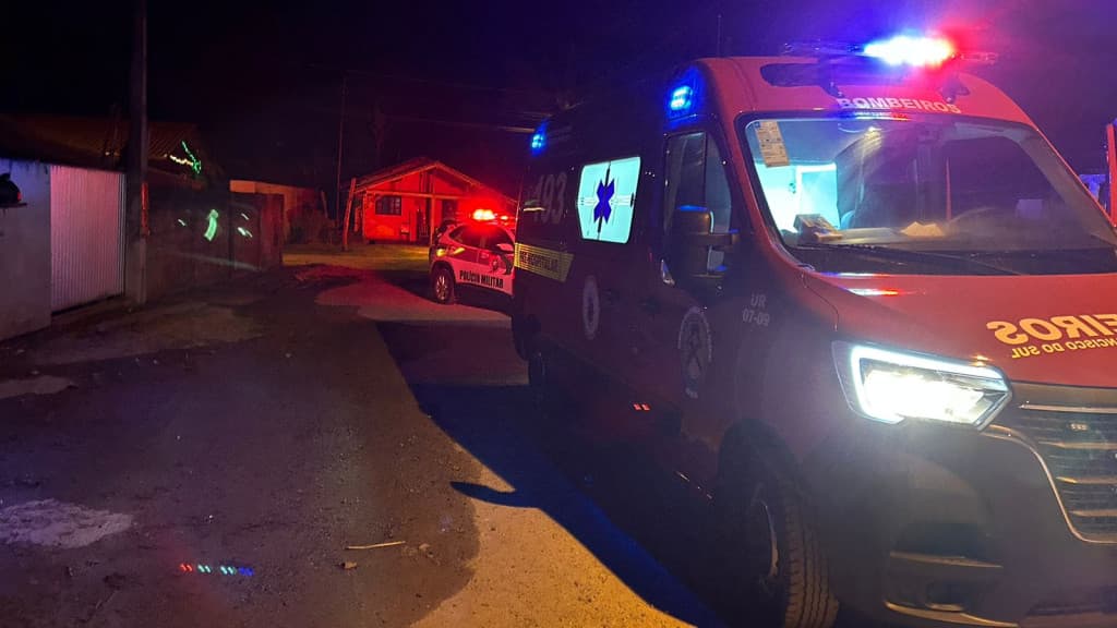 Homem é assassinado a tiros dentro de residência, em São Francisco do Sul