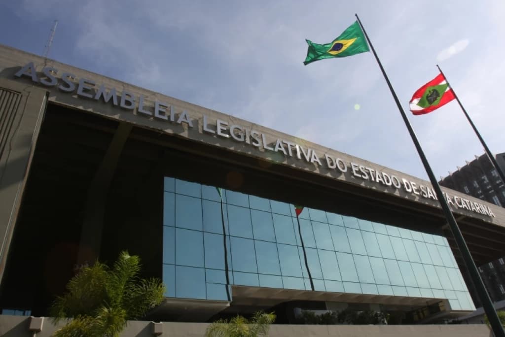 Concurso da Alesc tem 29 vagas e salários ultrapassando R$ 13 mil