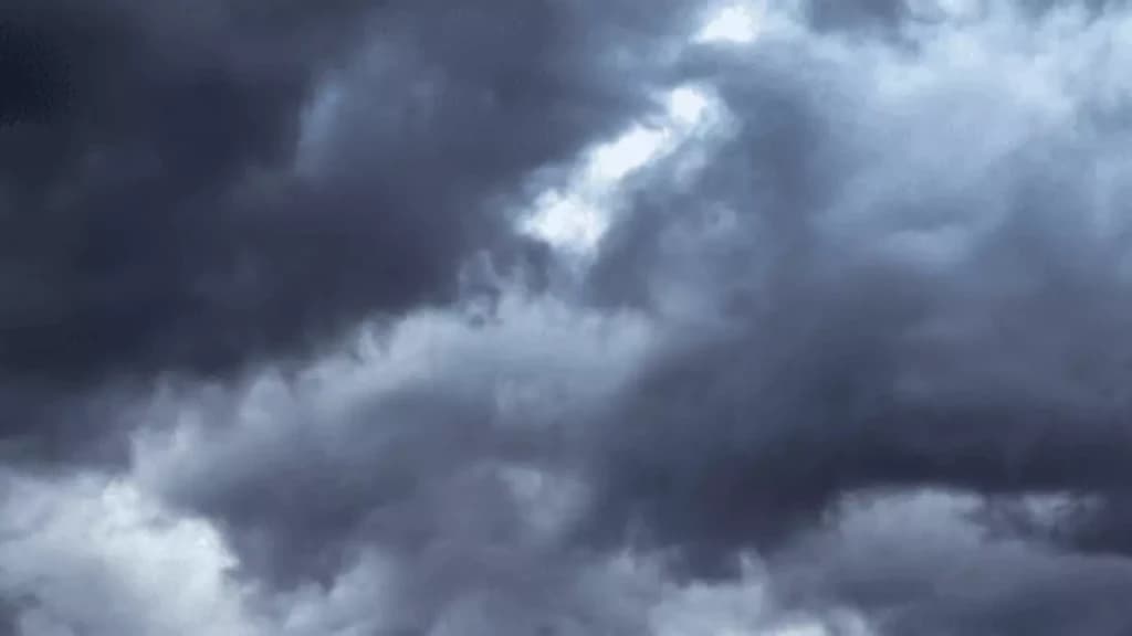Defesa Civil emite alerta de temporais intensos neste domingo em SC