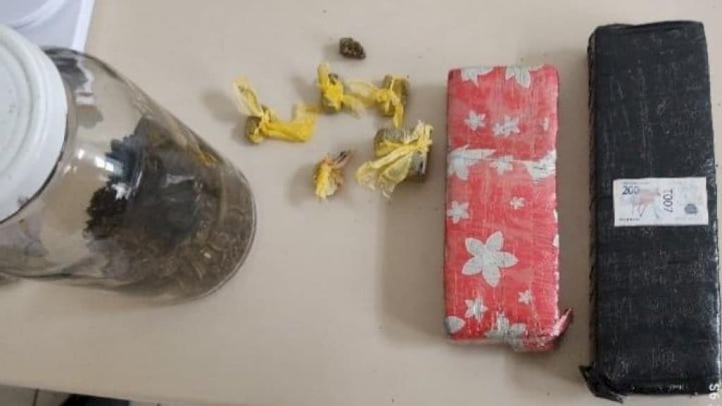Mãe entrega filho de 16 anos à polícia após encontrar drogas na mochila