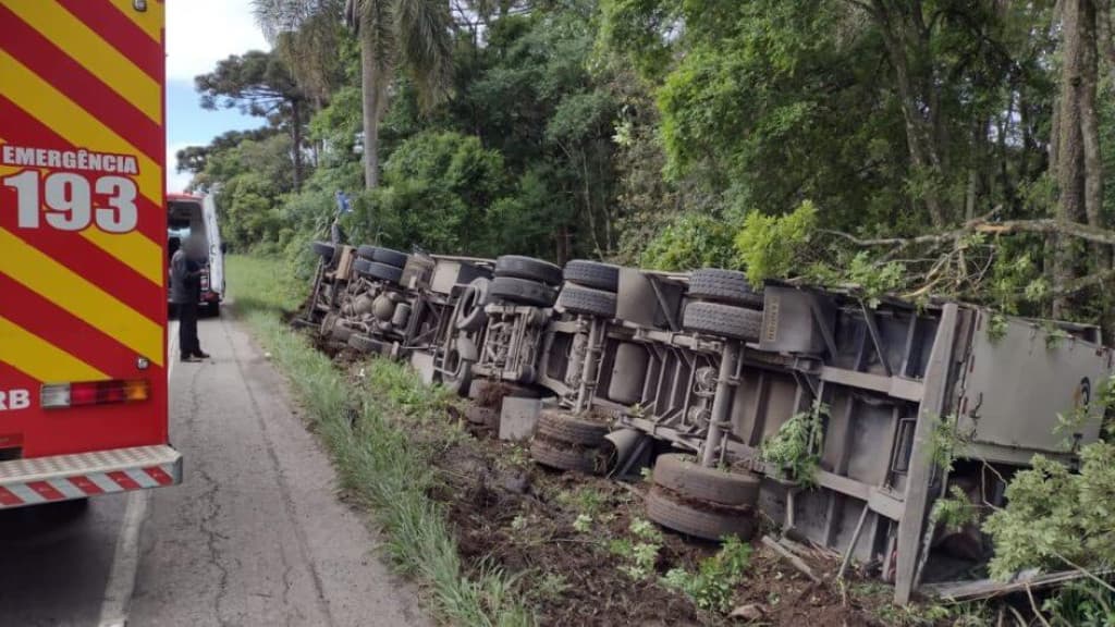 Caminhão tomba com pai e filha dentro na SC-120