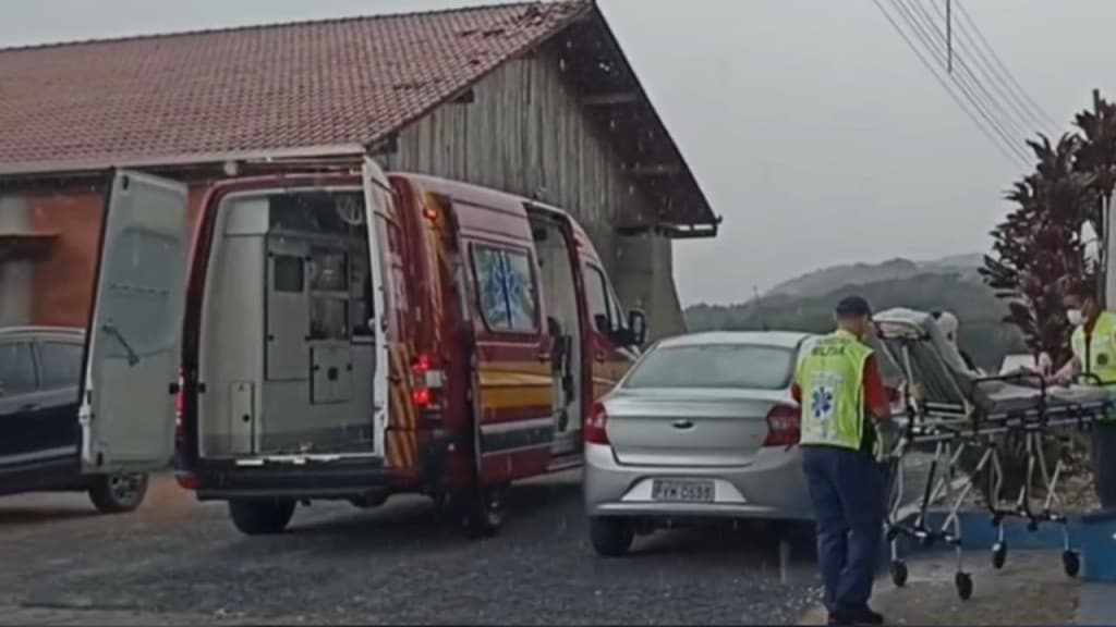 Adolescente desmaia e criança se acidenta no parquinho de escola, em São João Batista