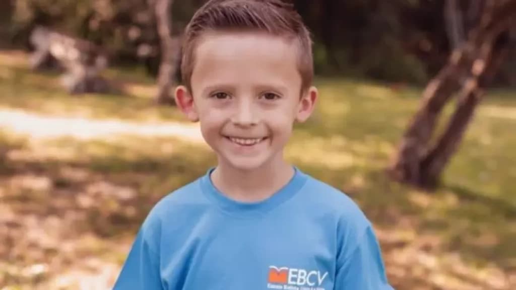 Menino morre atingido por poste às vésperas do aniversário de 8 anos
