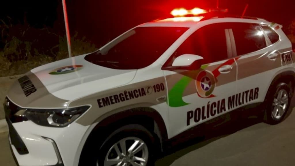 Mulheres drogadas batem em homens e tentam atacar policiais
