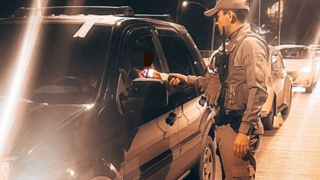 Homem é preso por tentativa de homicídio após furar bloqueio policial em Timbó