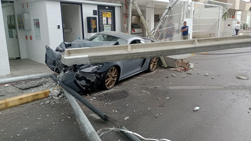 URGENTE: Suposto racha em Itapema termina em violenta colisão e rastro de destruição