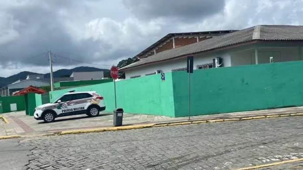 Professor causa confusão ao tentar filmar cortejo de menino morto com tiro acidental em Camboriú