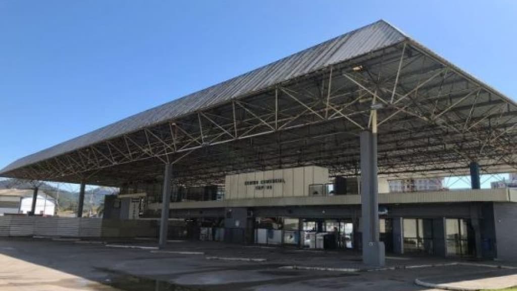 Prefeitura de Itapema dá 24h para comerciantes esvaziarem a rodoviária