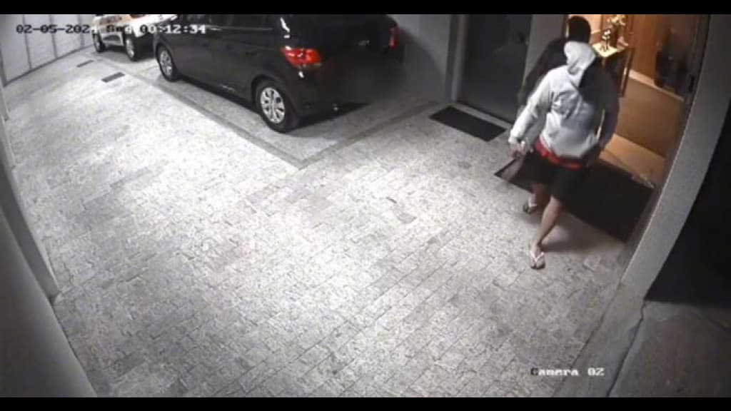 Imagens de segurança mostram criminosos que espancaram idoso em Brusque