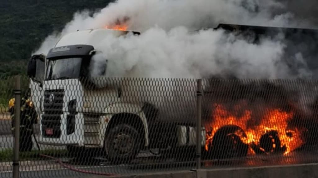 Caminhão pega fogo e provoca interdição na BR-101, em Biguaçu