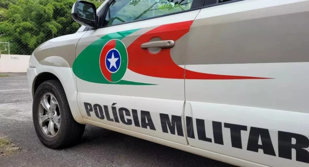 Idoso tenta matar ex com facão e agride policial