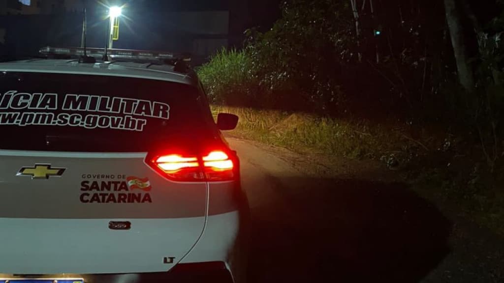 Homem é preso após arrastar mulher para matagal e tentar estuprá-la
