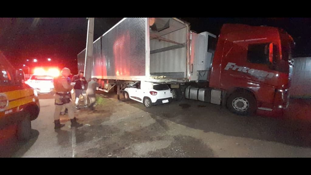 Veículo vai parar embaixo de carreta após grave acidente em SC