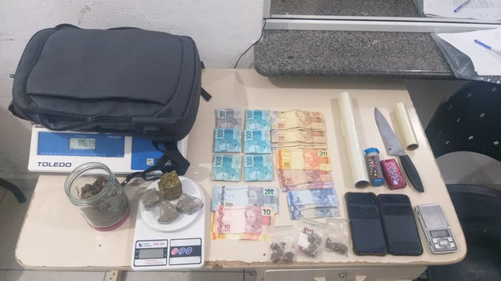 Operação policial em Bombinhas resulta em prisões por tráfico e contrabando