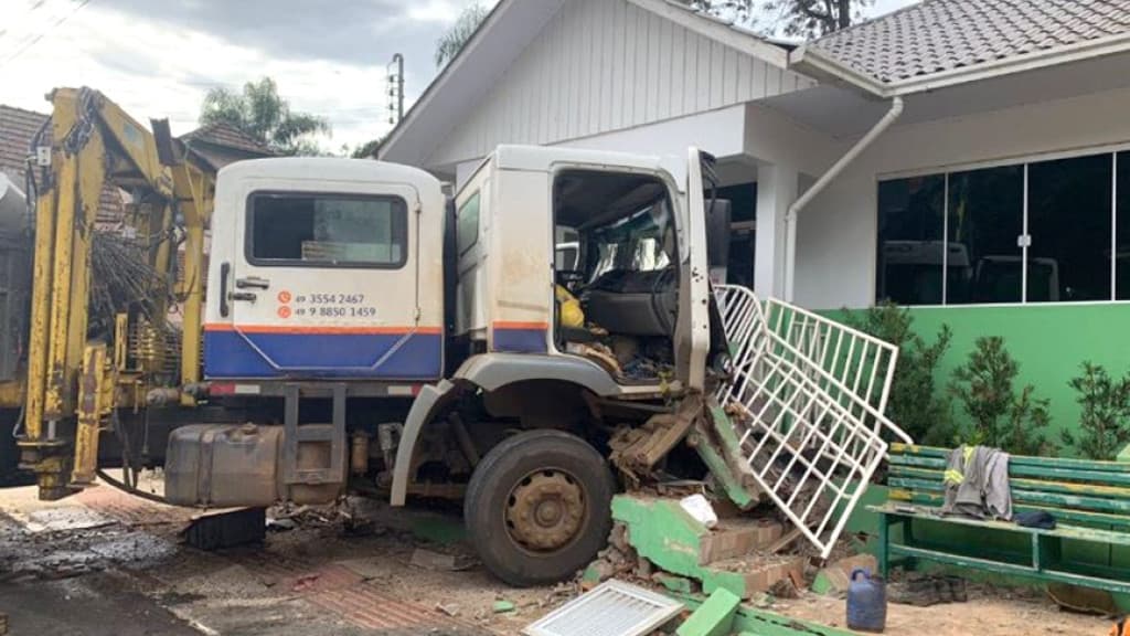 Caminhão invade posto de saúde e deixa vítimas graves