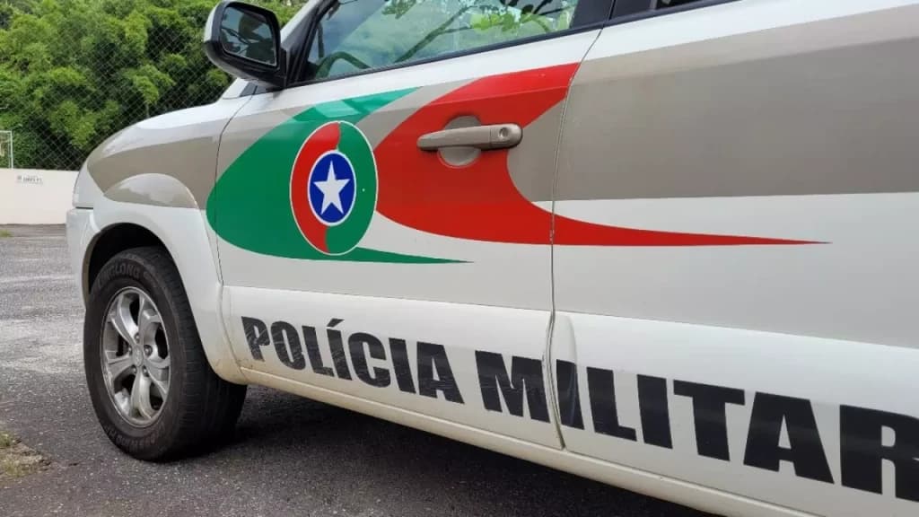 Homem é preso por tentativa de feminicídio após atropelar ex-sogra