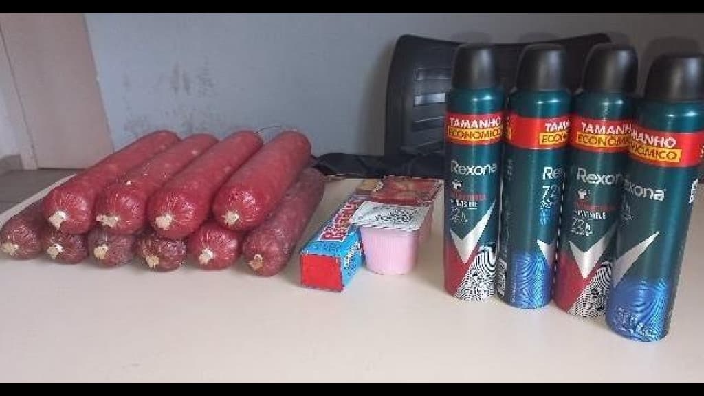 Homem é flagrado furtando salame em supermercado