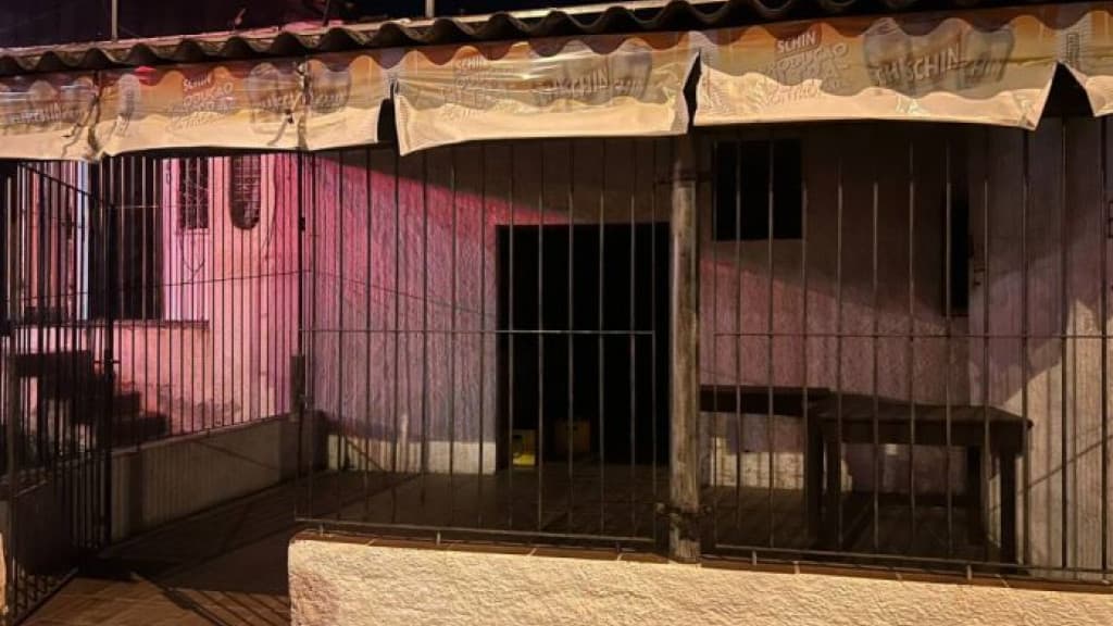 Mulher é detida após atear fogo em bar