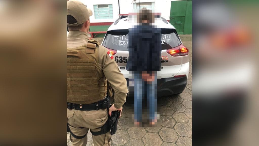 Com mandado de prisão em aberto traficante é preso pela PM em Tijucas
