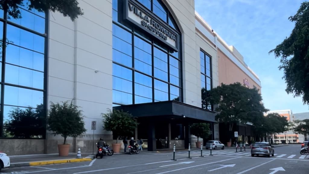 Trabalhador é esfaqueado na porta de shopping em Florianópolis