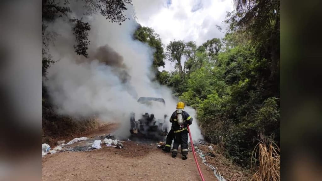 Kombi pega fogo e deixa casal ferido em SC