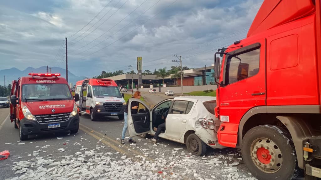 Acidente com cinco veículos deixa motociclista ferido na BR-280