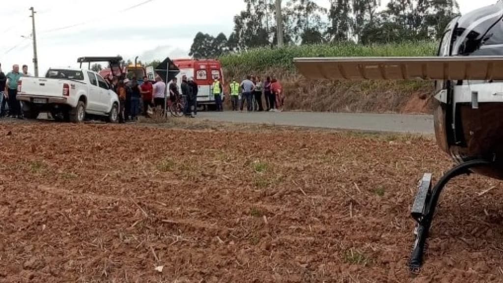 Adolescente cai de trator e precisa ser levado com urgência ao hospital