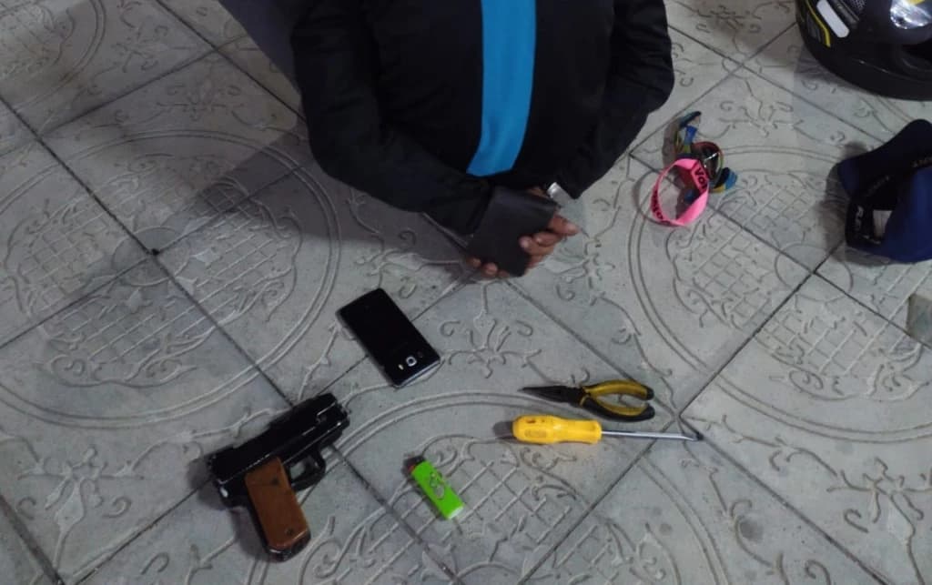 Homem é detido com crack e simulacro de pistola em Itapema