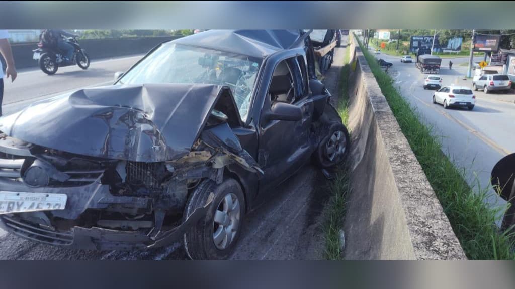 Engavetamento deixa ferido grave na BR-101