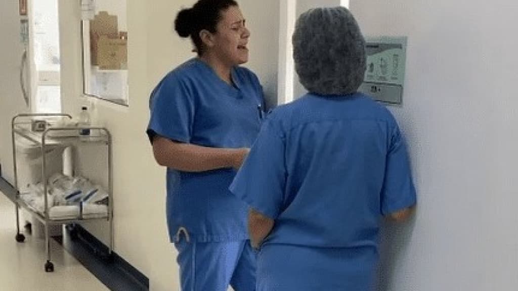 Música e cuidado: Técnicas de enfermagem emocionam pacientes em hospital