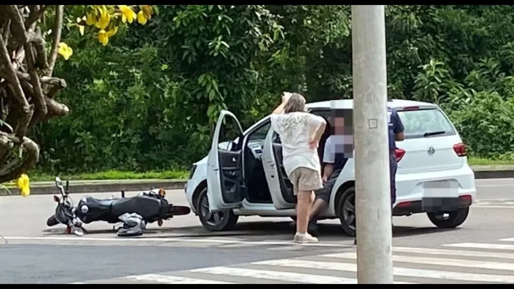 Motociclista freia para ultrapassagem do SAMU e acaba sendo atropelado