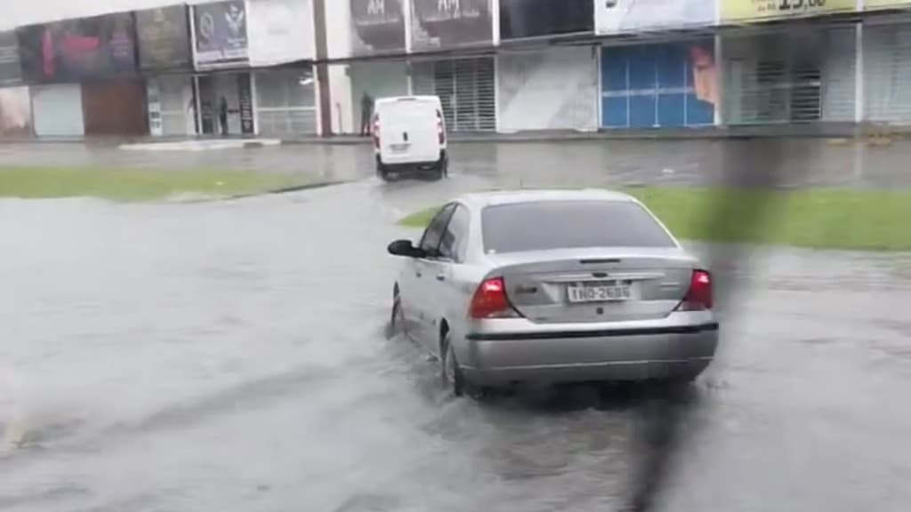 Carro é guinchado após “morrer” na marginal da BR-101, em Tijucas