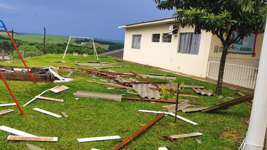 Vendaval provoca queda de árvores e danifica escola e creche em SC