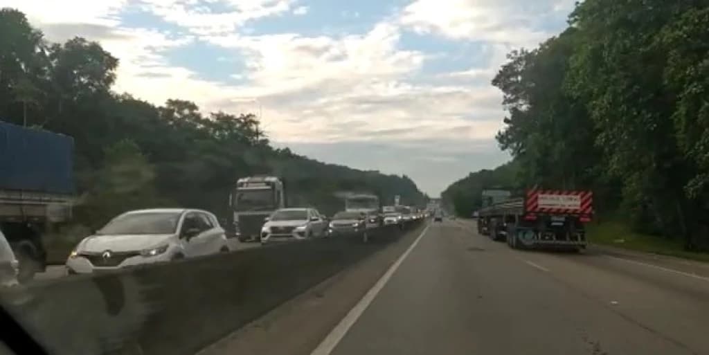 Filas quilométricas são registradas na BR-101 na manhã desta terça (3)