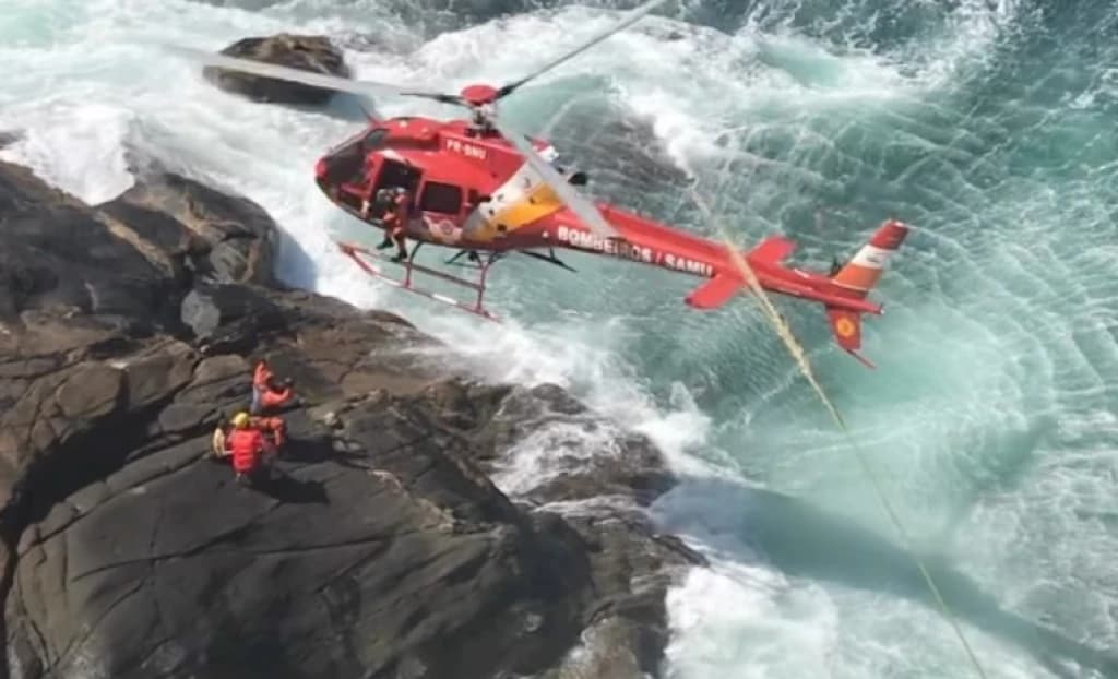 Turista cai de altura de 18 metros enquanto fazia trilha em costão de Bombinhas
