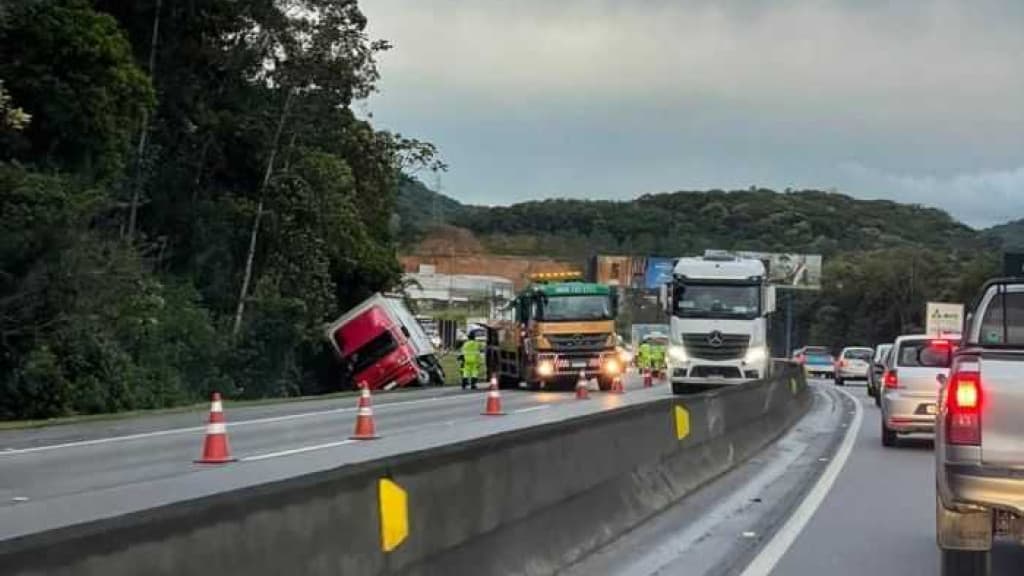 Tombamento de caminhão carregado de cavalos gera congestionamento na BR-101
