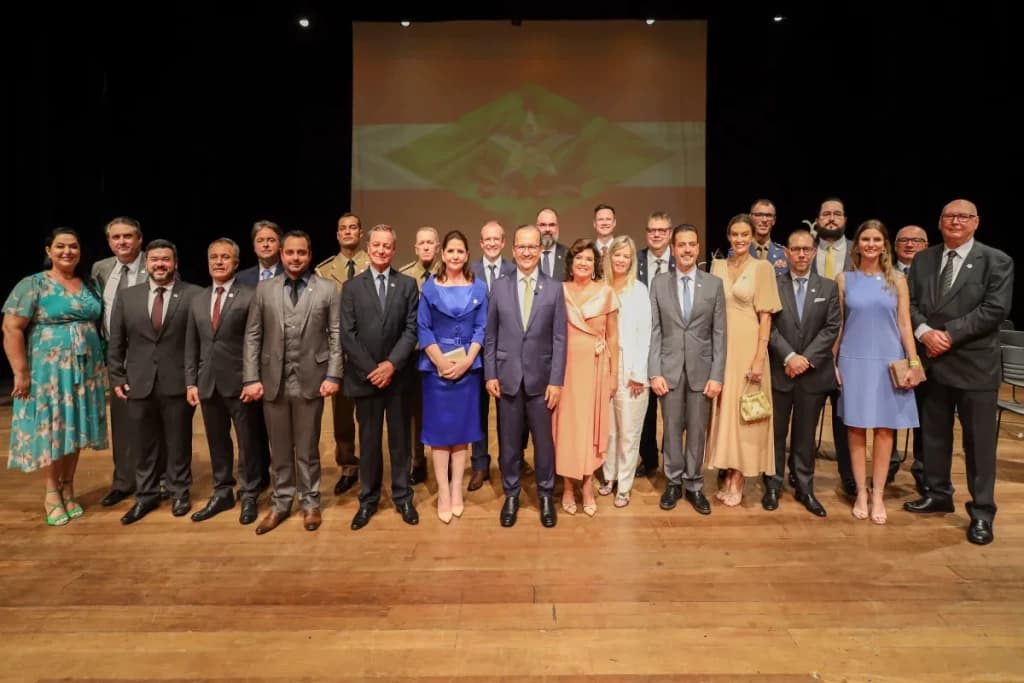 Jorginho Mello, governador de SC, empossa 23 nomes de sua nova equipe