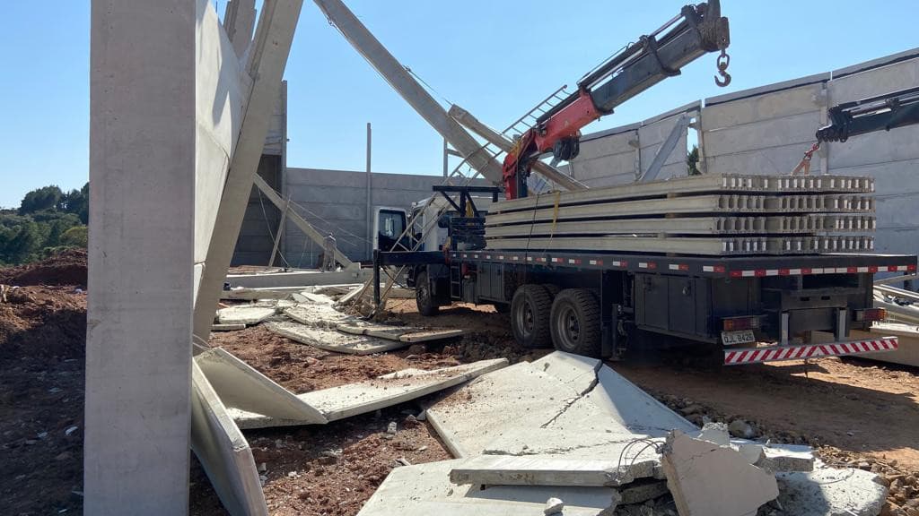 Viga de obra cai em operários; um fica gravemente ferido