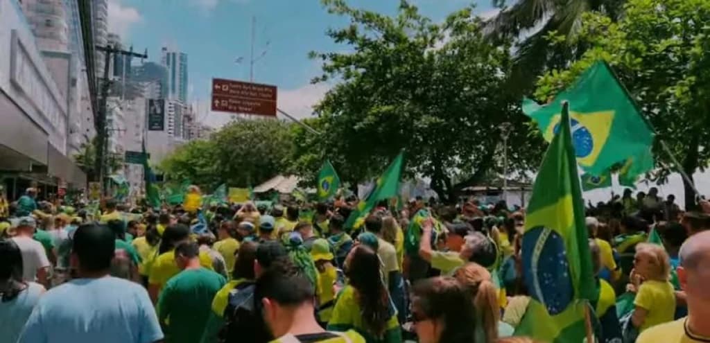 Ao som “vem pra rua”, manifestantes ocupam centro de Balneário Camboriú