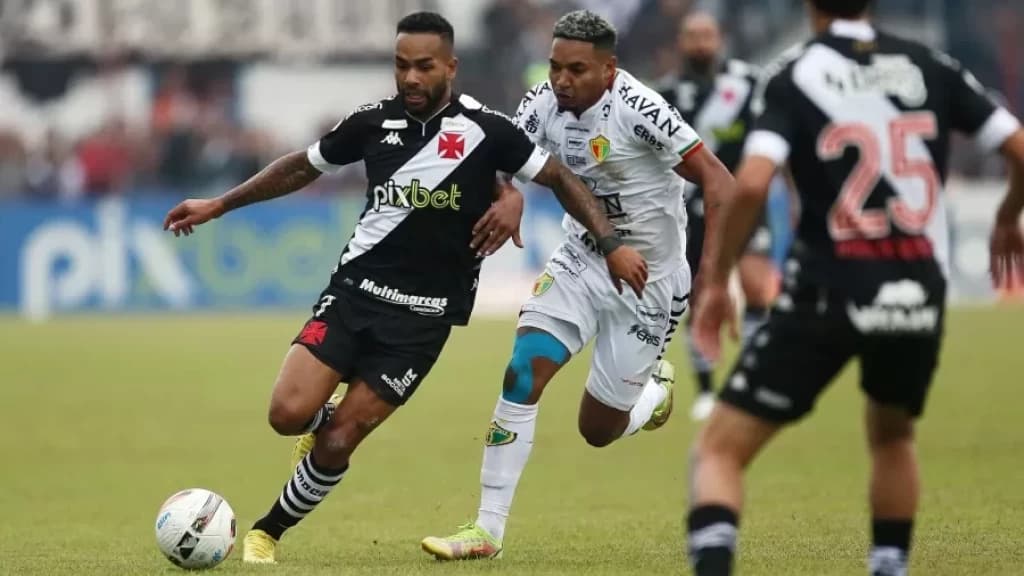 Vasco tem 2 gols anulados, perde para Brusque e vê ameaça maior na Série B