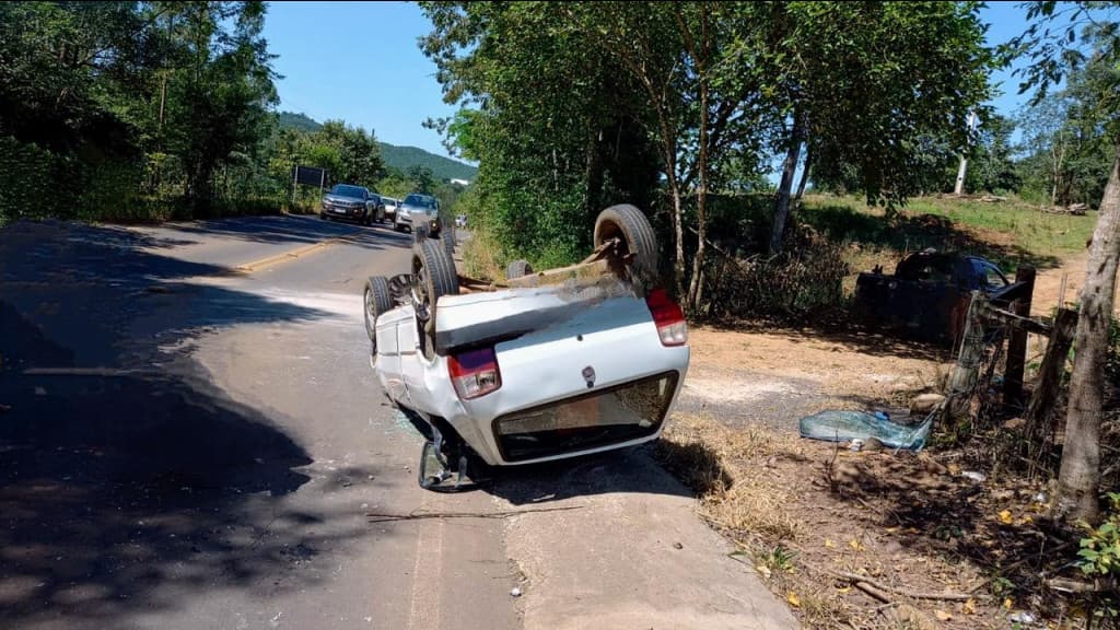 Idoso de 72 anos perde o controle de carro e veículo capota na SC 283