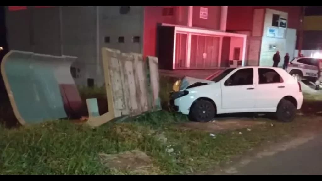 Mulher morre após carro colidir contra parada de ônibus
