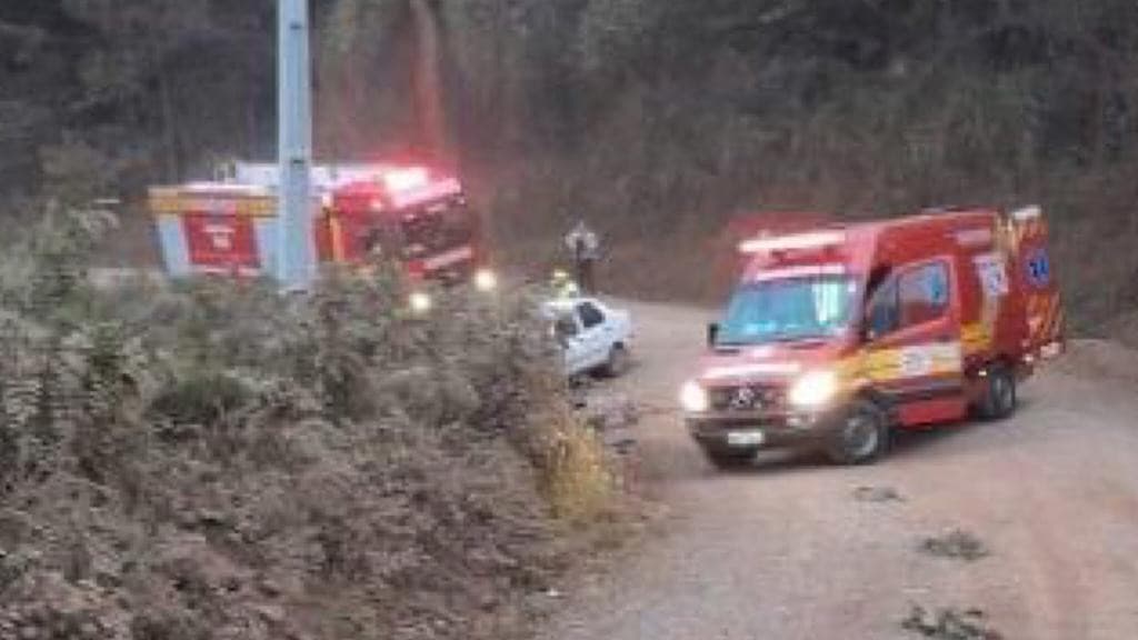 Mulher é encontrada morta após carro capotar